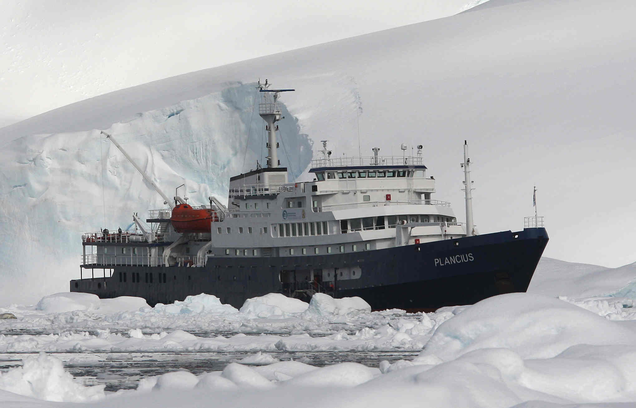 MS Plancius am Polarkreis © Robert van Kempen / Oceanwide Expeditions