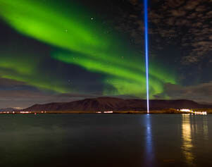 Reykjaviks Imagine Peace Tower mit Nordlichtern